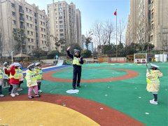 交通安全从娃娃抓起  寒假前市北交警来幼儿园聊交通、讲安全