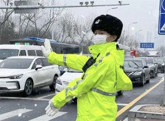出动警力2240人次设置岗位448处， 青岛交警迎战雨雪确保道路安全畅通