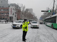 青岛市北交警积极应对降雪天气 守护群众出行平安路