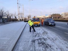 雪天车辆故障停路中，青岛高新区交警救助暖民心