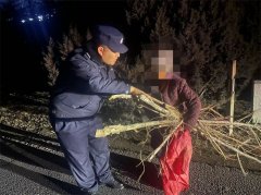 九旬老人冬夜走失 青岛胶州民警一小时火速寻回