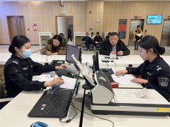 【深化作风能力优化营商环境】 寒假模式开启，城阳公安出入境服务大厅迎来办证“热潮”