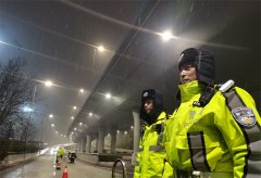 “荧”光黄雨雪守护  情暖春运回家路