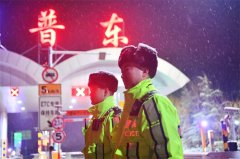 以雪为令 迎寒而上 暖心守护 青岛市交警出动警力1.24万人次昼夜守护群众出行平安路