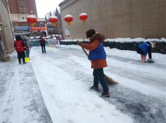 青岛市即墨区：党员群众齐上阵  扫雪除冰保畅通