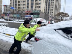 风雪无情人有情 高新区交警救助暖民心