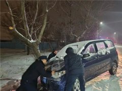 雪如期而至，青岛胶州公安浴“雪”奋战，坚守护平安