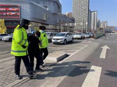 冬日里，青岛市北交警的暖心瞬间