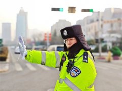 除夕我在岗 守护不打烊， 青岛市交警加强路面管控保安全畅通