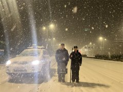 迎战风雪 温情守护 青岛胶州公安在行动