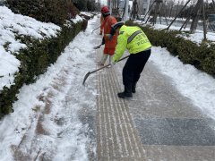 摸排结冰路段、除冰保畅、救助群众 风雪路上青岛高新区交警在守护