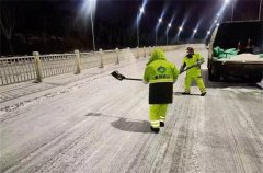 青岛市崂山区： 连夜坚守  战冰雪 保畅通