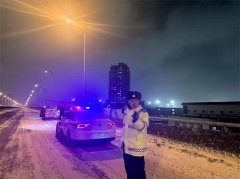 雪大难行  一路有“我” 青岛市北交警护安全！