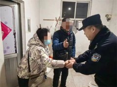 雪纷飞，“警”相随，青岛胶州民警雪天帮忙救援路边车辆