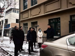 踏着雪泥推项目 围着企业清路障
