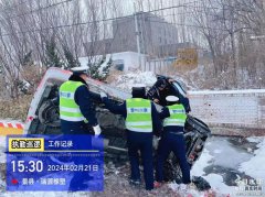 【平安春运 交警同行】雪天路滑车侧翻 交警出手解危难