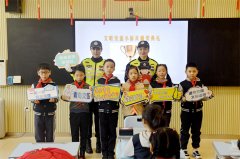 开学首日 青岛市南交警全力以“护” 守护平安上学路