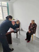 老人身份证不慎丢失，胶州辅警暖心开展“上门办证服务”