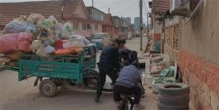 车辆被困陷排水沟，城阳红岛派出所辅警速帮解困！
