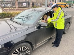 三八妇女节：高新区交警为文明女司机送上别样祝福