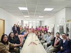 青岛市北区嘉善路社区“花香送给最美的人”活动闪耀“三八”妇女节