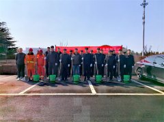 三月春光植树时 青岛高新交警来添“绿”