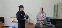 紧张寻找，胶州民警发现失主的挎包被人送到了村委……