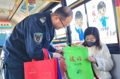 374路驾驶员邱月山打造“3·15主题车厢” 提醒乘客保护消费者合法权益