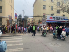青岛西海岸新区隐珠街道：站好护学岗 守好开学季
