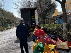 人行道上分拣快递 被崂山执法人员依法查处