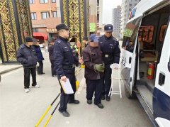 老人遛弯迷路，城阳民警助其回家