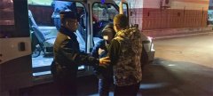 老人被困公厕，城阳民警破门救人