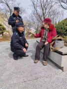 老人任性出走，流亭派出所民警劝导解心结