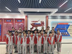 “红领巾”致敬“警察蓝”