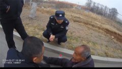 老人摔倒无力起身 胶州民警暖心救助