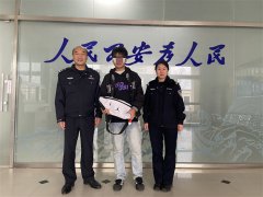 书包落在了公交车，民警快速查找寻回
