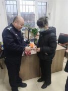 车筐里的包“颠”掉了，好在“有惊无险”