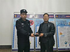 遛弯丢了包浑然不知，警民联手“完璧归赵”