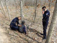 醉酒老人倒在路边 胶州市公安局杜村派出所民警及时发现送其回家