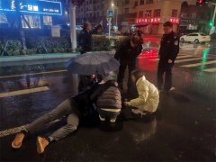 办案途中偶遇事故，城阳红岛派出所民警雨中紧急施救送医