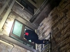 酒后回家忘带钥匙，胶州民警化身“蜘蛛侠”大显身手