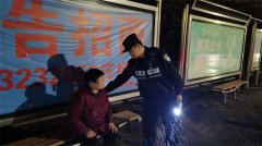 老人夜晚意外走失，城阳夏庄派出所民警冒雨搜寻找回