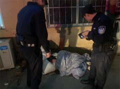 走到路边倒头就睡，胶州民警及时发现醉酒男子进