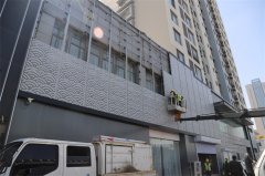 大型招牌遮挡外窗 崂山执法人员依法拆除