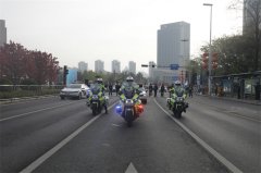 青岛交警全力为青岛马拉松打造最安全赛道，出动警力1100余人