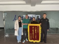无国界的“爱”，外国友人竖起大拇指