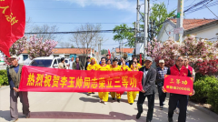 敲锣打鼓送喜报，尊崇关爱暖人心，“一人立功，全家光荣”