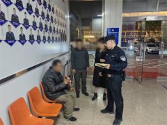 醉酒老人倒在路边 胶州民警暖心紧急救助