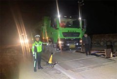 黄岛交警专项整治行动严查重中型货车道路交通违法