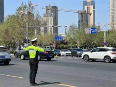 五一假期首日 黄岛交警全力迎战出行高峰